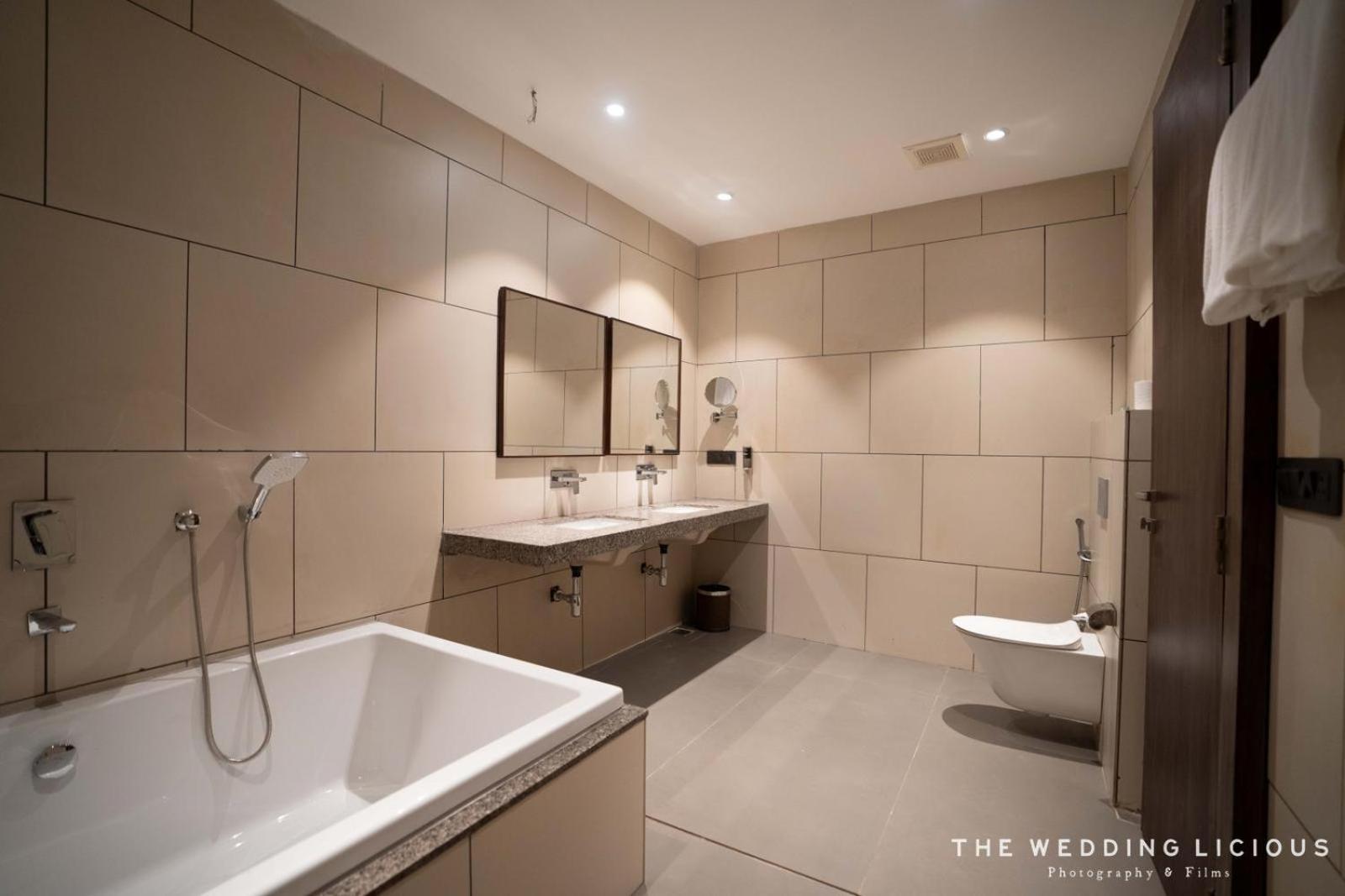 Hotel Omaya Garden Rāipur Екстериор снимка