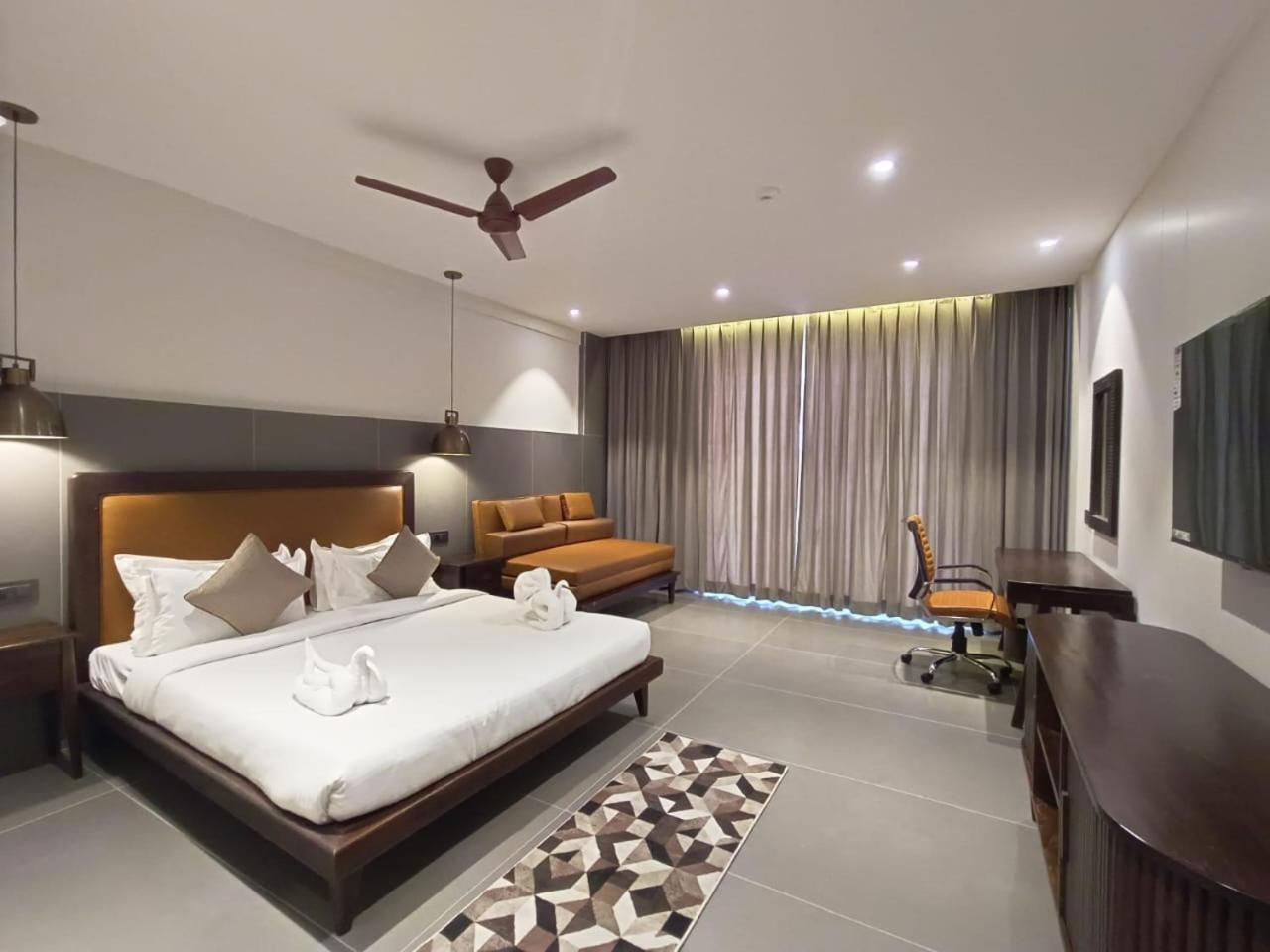 Hotel Omaya Garden Rāipur Екстериор снимка